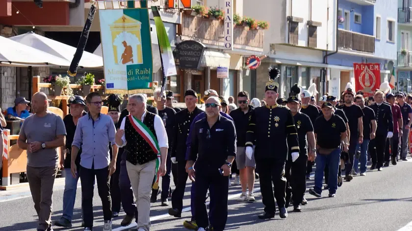 Tarvisio: Minatori d'Europa in Sfilata per Celebrazione Internazionale
