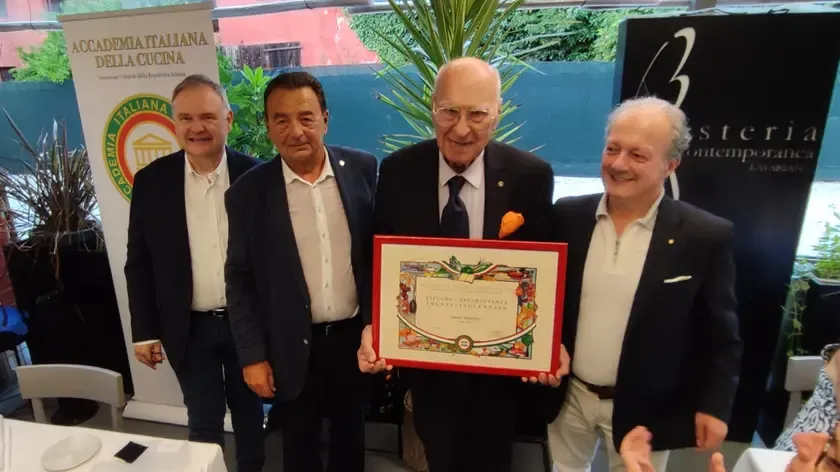 Addio a Renzo Mattioni, figura chiave dell'Accademia Italiana della Cucina a Udine