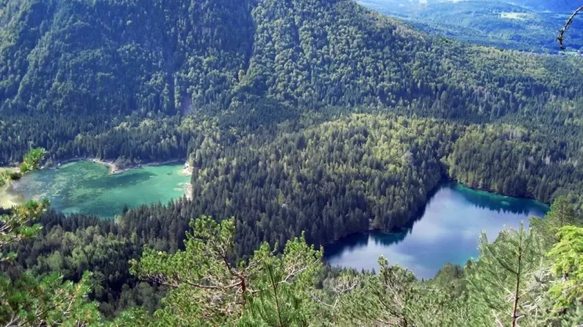 Tragedia ai Laghi di Fusine: Due Donne Muorte in Montagna