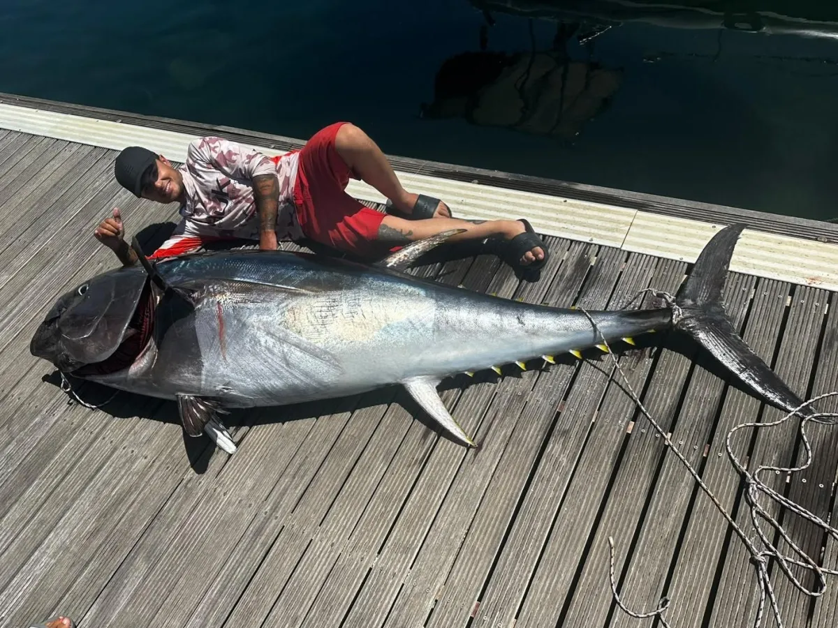 Senza precedenti: 25enne pesca un tonno rosso da record in Sardegna!