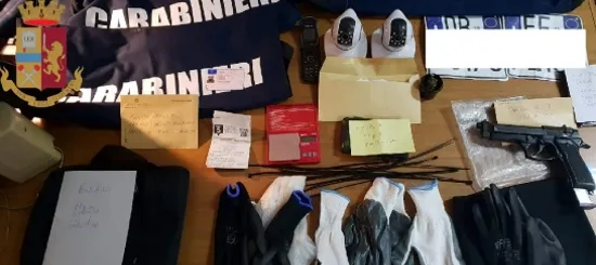 Finti Carabinieri Rapinano Appartamento a Napoli: 6 Arresti