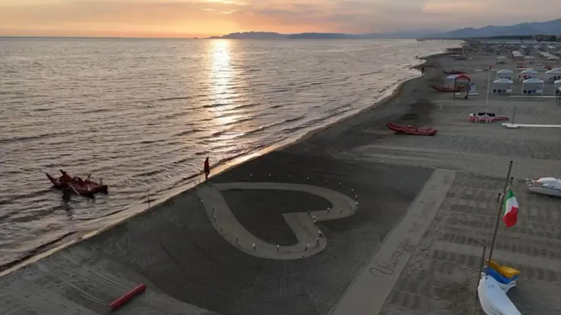 Viareggio: Installata Scultura di Sabbia e Dedicati Fiori per le Vittime