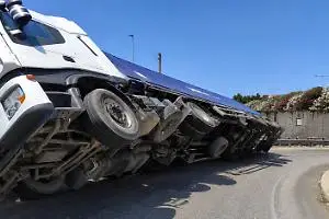 Ribaltamento Autoarticolato SS16: Chiusura del Traffico verso Brindisi