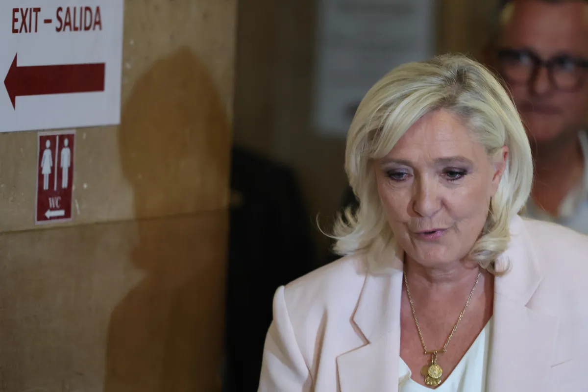 Marine Le Pen: Confermata la Condanna, ma Possibile Candidatura alle Elezioni