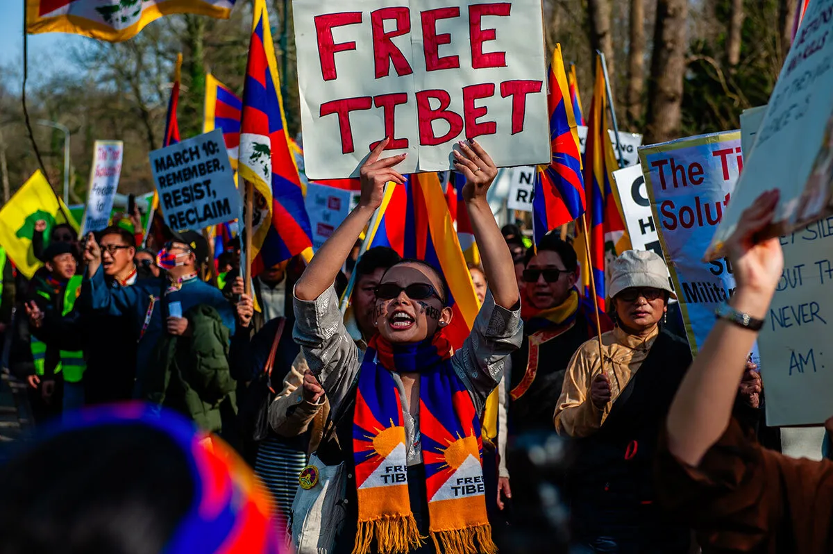 Protesta di New York: Autista Uber si immola per la causa tibetana