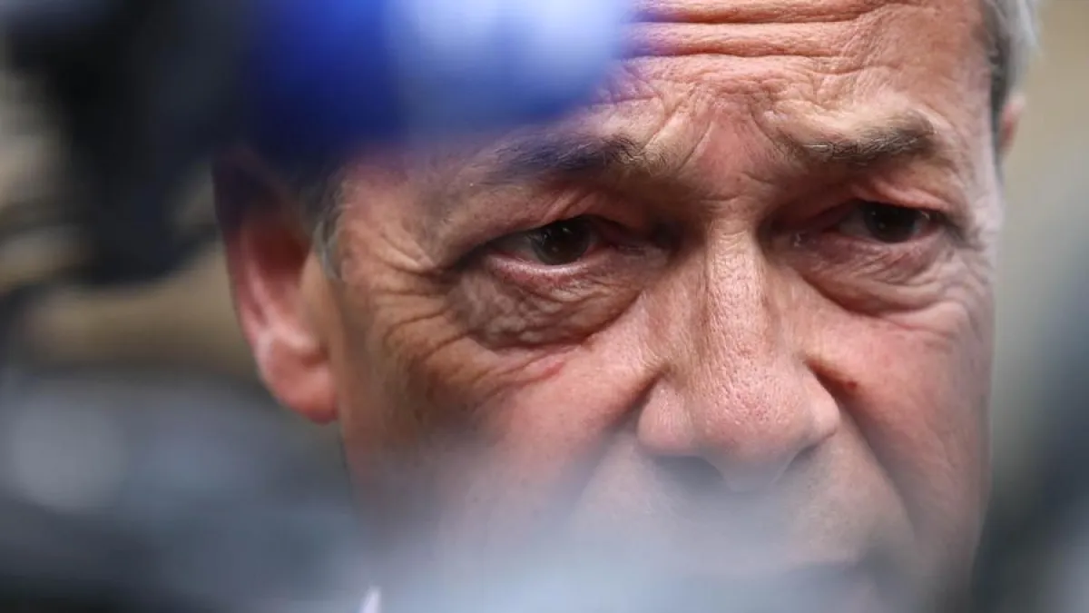 Farage Dimette il Governo: Scandalo Finanziario e Imminenti Elezioni