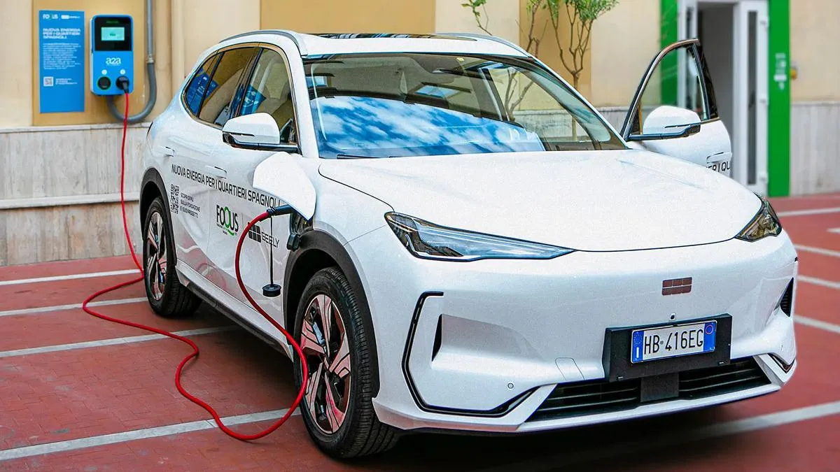 Geely Italia Celebra il Primo Anno a Napoli con Donazione alla Fondazione Foqus