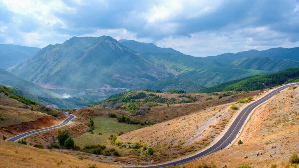 Viaggiare in Albania: Guida Completa a Pedaggi, Limiti di Velocità e Regole