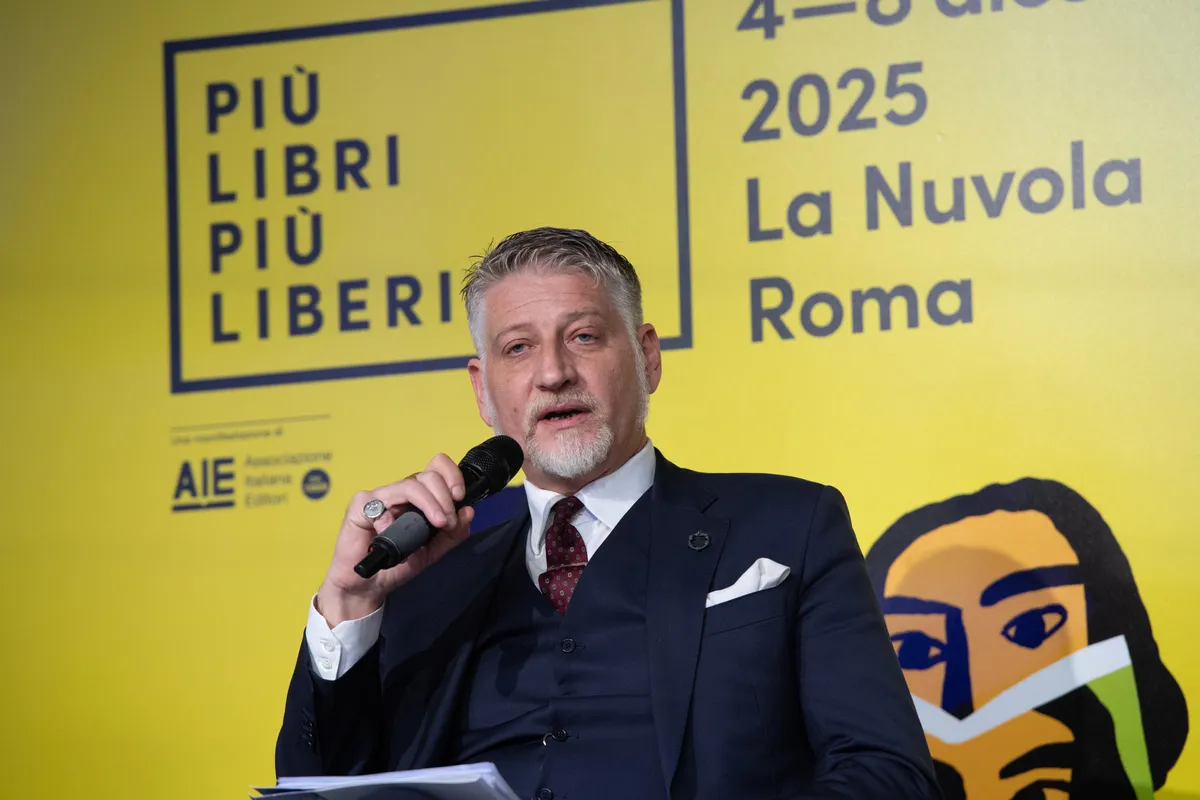 Più Libri Più Liberi: Abbandono del Requisito Antifascista Scatena Polemiche