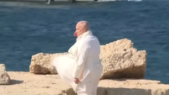 Papa Leone XIV: Omaggio a Lampedusa e colpo di vento inaspettato