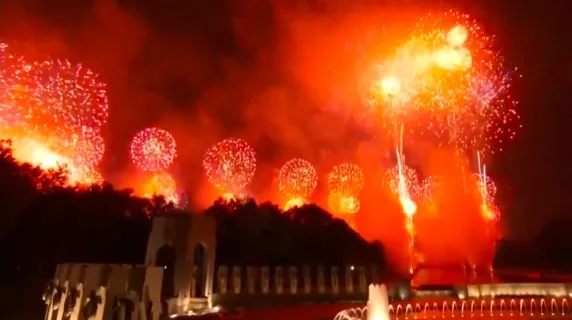 Fuochi d'Artificio Festeggiano 250 Anni di Indipendenza Americana
