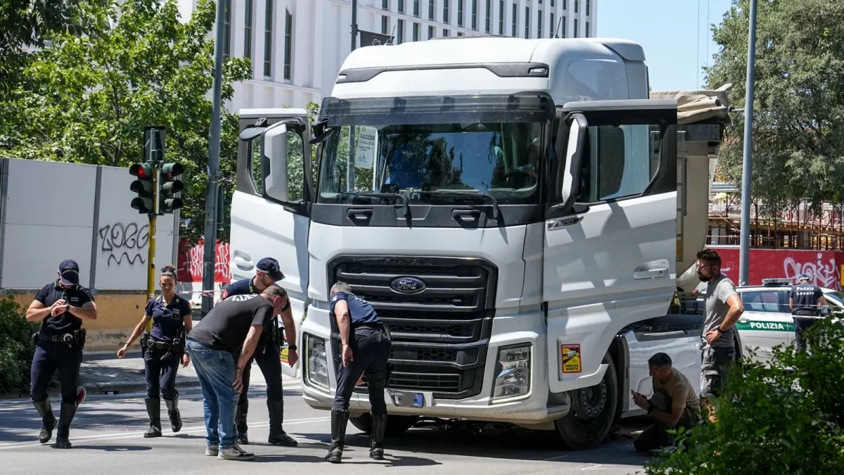 Tragedia a Milano: Morta ciclista investita da camion in via Gattamelata