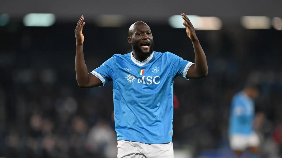 Napoli: De Laurentiis Riorganizza la Squadra - 25 Giocatori in Mercato per Ristrutturazione