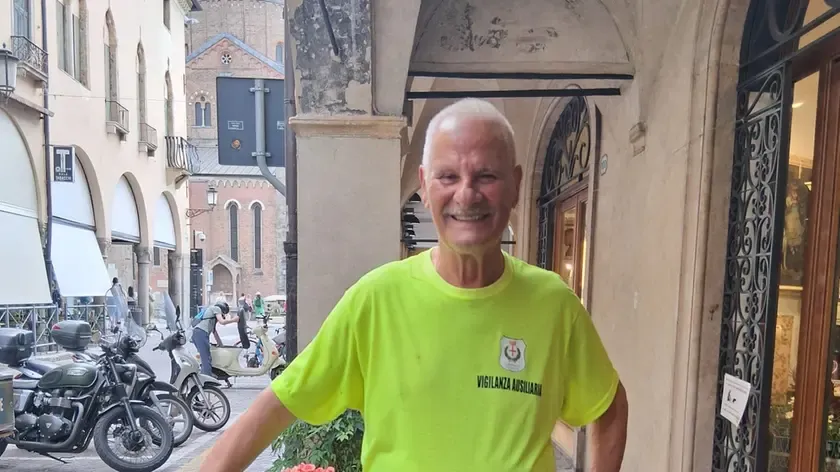 Nonno Vigile Cosenza: Chiede di Rimanere in Piazza per Continuare il Suo Impegno Sociale