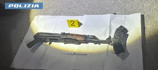 Napoli: Sparatoria a Piazza Montesanto - Tre Arresti e Kalashnikov Sequestrato