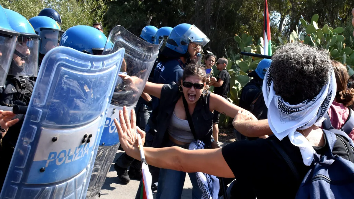 Manifestazioni a Acca: Tensioni con le Forze dell'Ordine