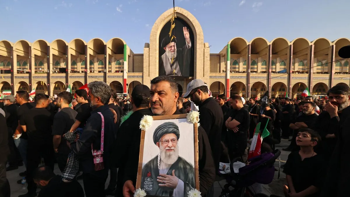 Teheran: Funerali per Khamenei, Omaggio a Raffaella Carrà