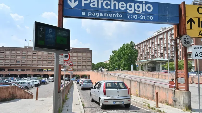 Tentato Suicidio a Pavia di Udine: l'Uomo Soccorso in Piazza