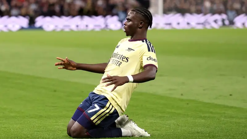 Arsenal in testa alla Premier: Saka decide contro l'Aston Villa
