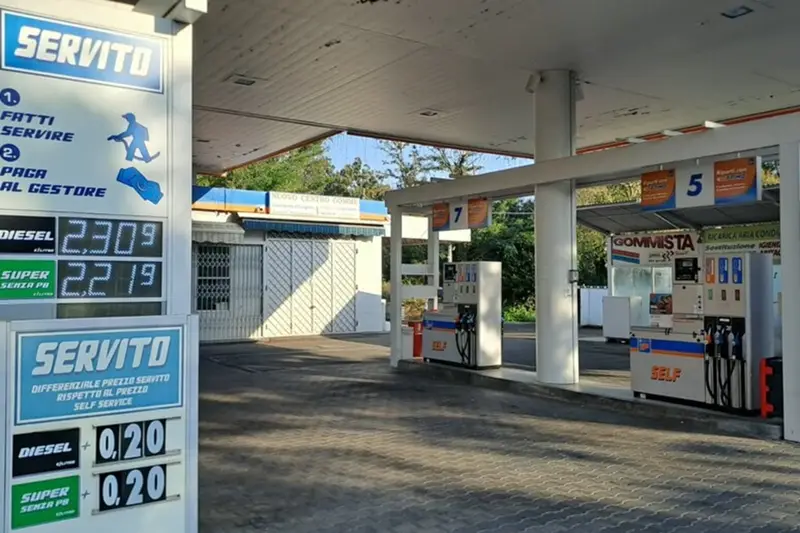 Aumento prezzi benzina: le opposizioni chiedono tassazione sugli extraprofitti