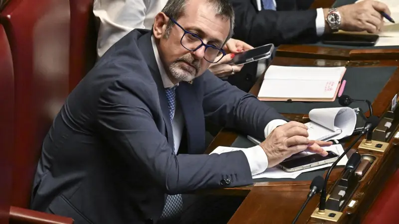 Aula del Parlamento: Scrutinio Palese per Delmastro – Dibattito sulla Privacy
