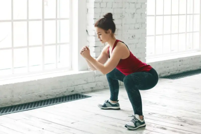 Cina: Punizione di 200 Squat Porta in Ospedale Giovane Consulente Finanziaria