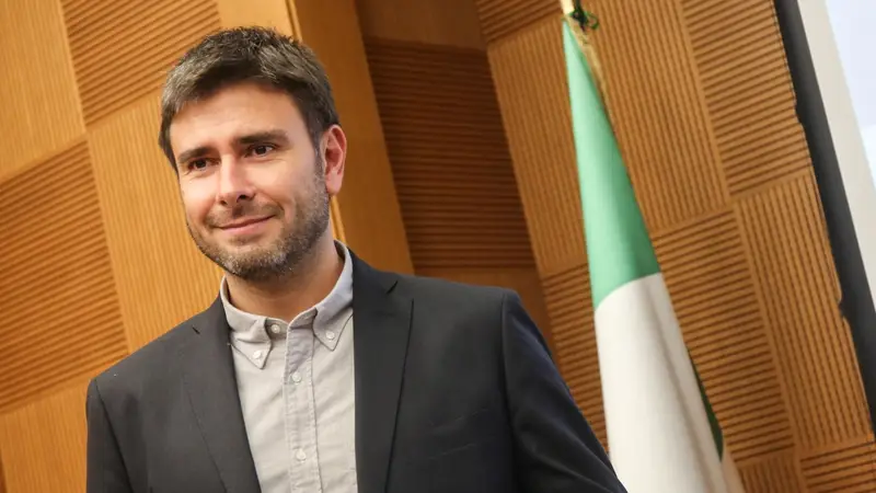 Sostegno a Ale Azzerboni: Messaggi di Forza da Mannoia, Schlein e Tajani