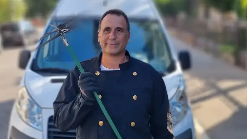 Prof Precario Diventa Spazzacamino: Un Cambio di Carriera per Sopravvivenza