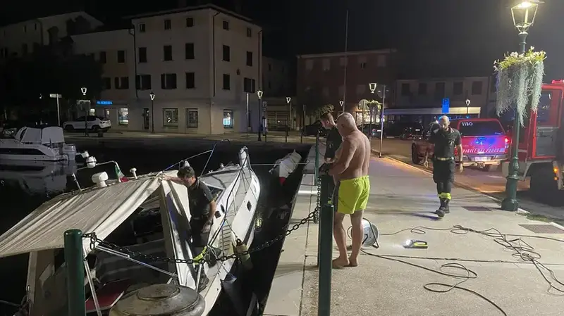Motoscafo Affonda a Grado: Turisti Austriaci Salvi in Notte