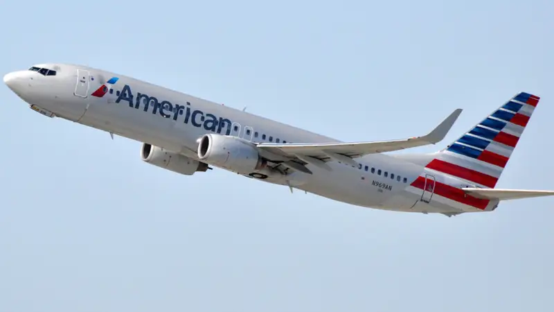 Passeggero Ubriaco Aggredisce e Lancia Bottiglia di Vino a Bordo Volo American Airlines: Il Passeggero Subisce Trattamento Sfavorevole