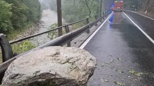 Lusevera: Crollo di un Masso sulla SR 646, Strada Interdetta per Rischio di Ulteriori Distacchi