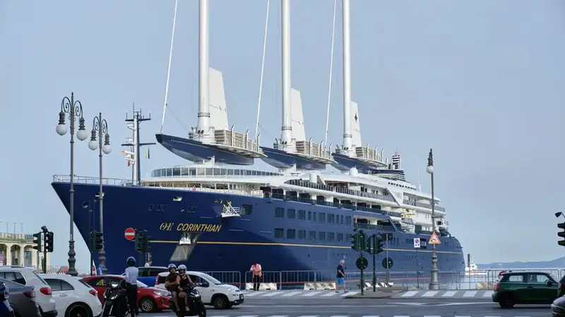 Orient Express Corinthian: La Nave più Grande del Mondo Fa Scena a Trieste