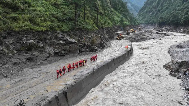 Nepal: Lago Glaciale in Esondazione a causa di Crollo, Soccorsi Interrotti
