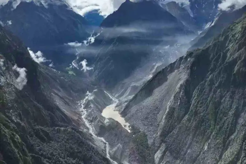 Lago di Sbarramento in Nepal a Rischio di Tracimazione: Interrotti i Soccorsi Cinesi