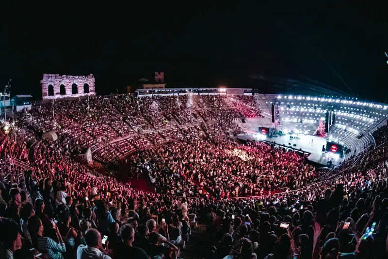 RTL 102.5 Premia il Tormentone Estivo all'Arena di Verona: Dieci Anni di Successo