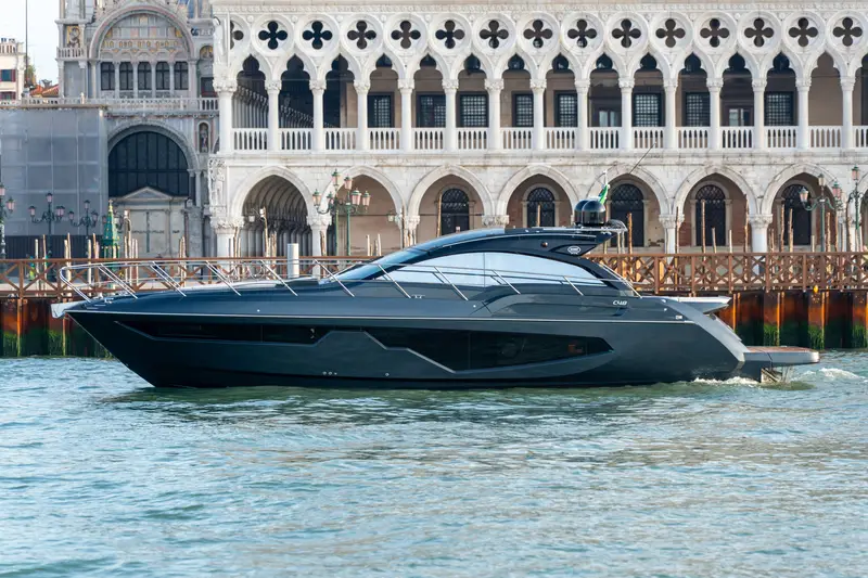 Sessa Marine C48: Un Nuovo Approccio al Lusso in Motore