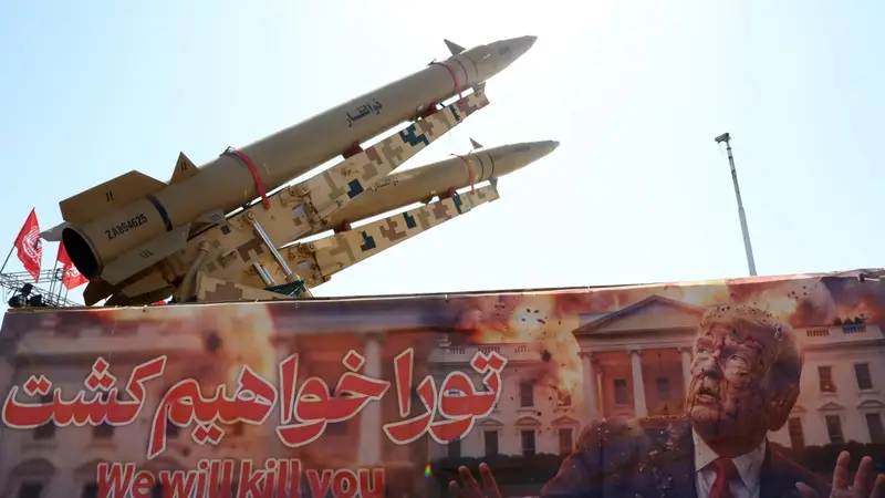 Tensione in Iran: Raid USA su Hormuz e Controffensiva Teheran