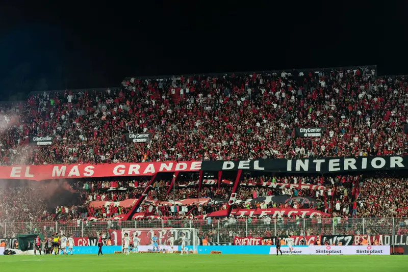 Scontri allo Stadio Brividi a Buenos Aires: Tifosi del Rosario Central e Newells in Confronto