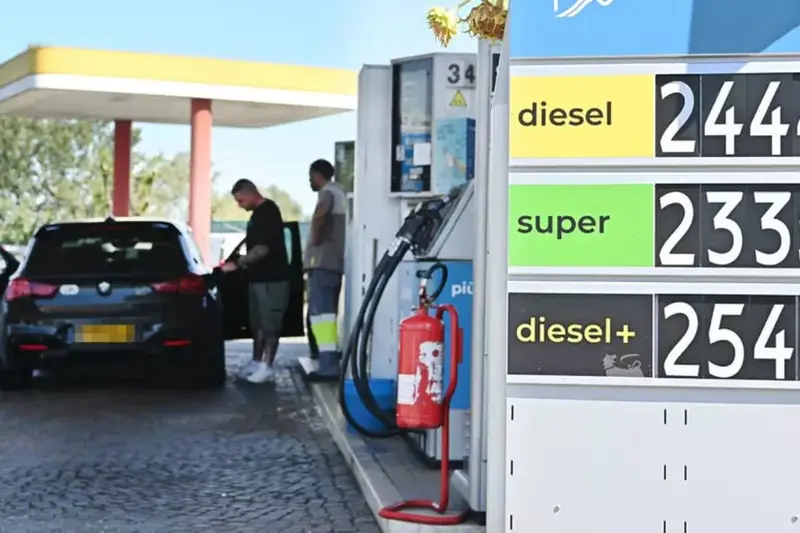 Prezzi carburanti: nuova ondata di aumenti e allarme consumatori
