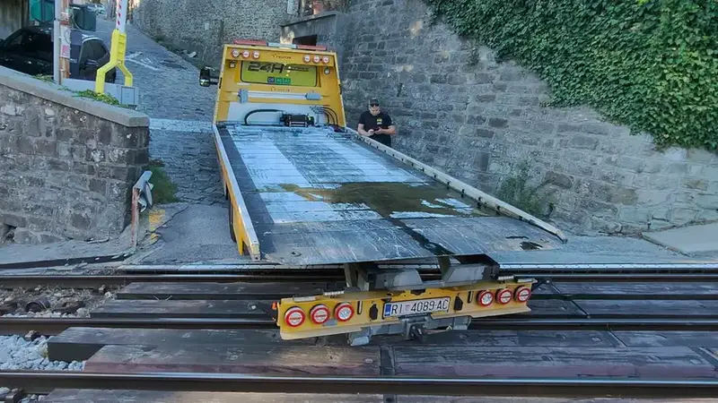 Tram di Opicina Sospeso: Blocco Carro Attrezzi sui Binari