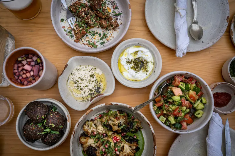 Il Mediterraneo a Tavola: Un Rituale per Prolungare l'Estate