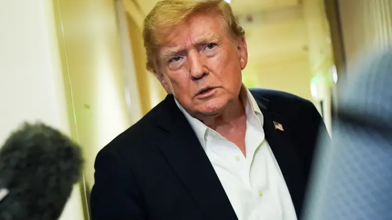 Trump Accusa CNN, MSNBC e Politico di Diffondere 'Fake News' Dopo il Bando dalla Casa Bianca