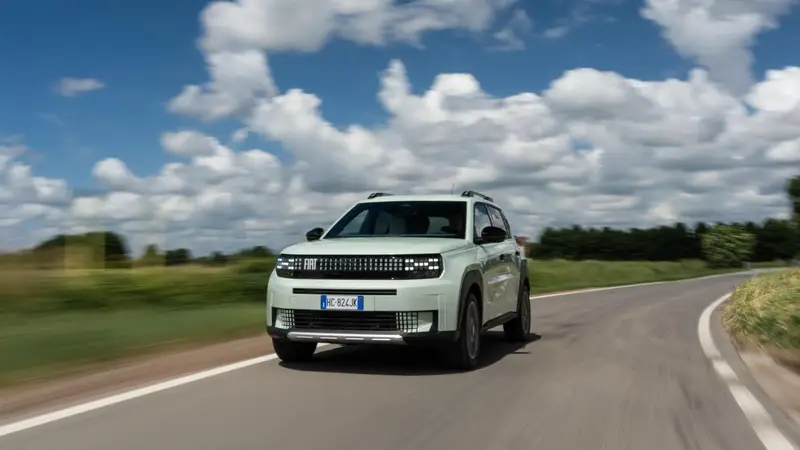 Fiat Grande Panda Turbo 100: Un'esperienza di guida agile e coinvolgente