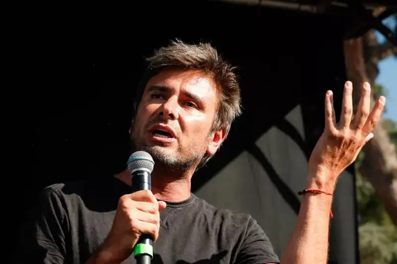 Di Battista Rientro in Italia Posticipato: Intervento Chirurgico a Cuba