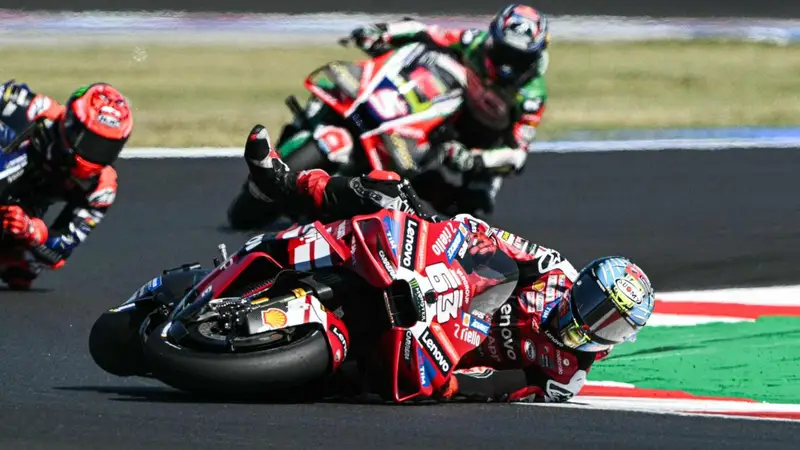 Dovizioso Alza l'Alerta su Bagnaia: 'Mi Fa Paura, Mai Vista una Situazione del Genere'