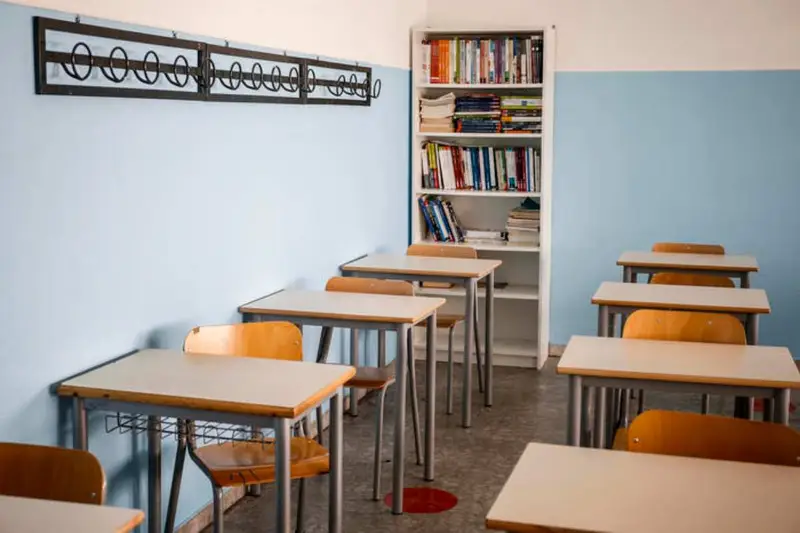 Studente punito a Pordenone per foto infiltrazioni: il caso solleva interrogativi sulla sicurezza scolastica