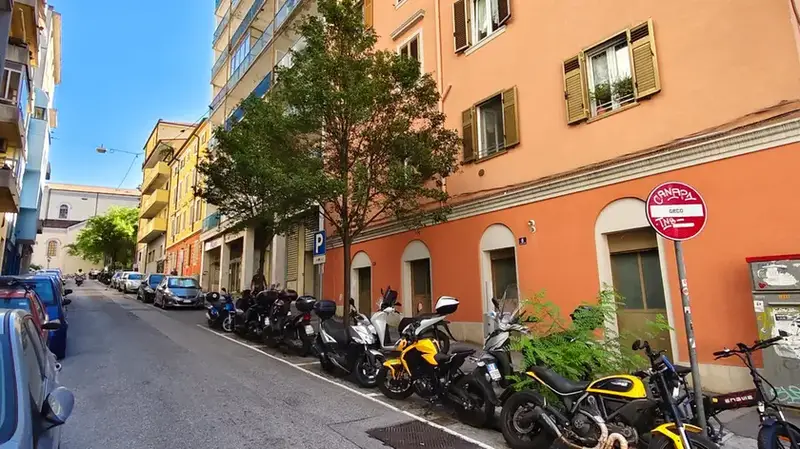 Aggressione e Rapina a Trieste: 20enne Pestato e Derubato in Via dell'Industria