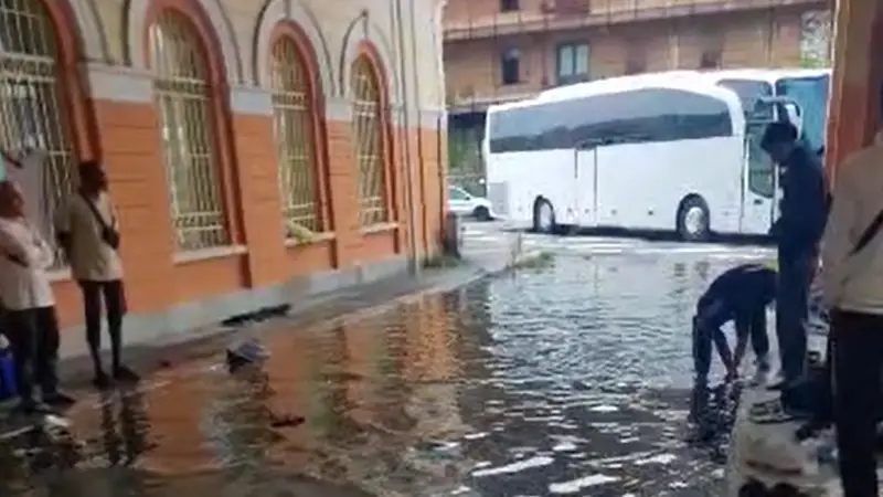 Trieste, Maltempo Abbandona Centinaia di Migranti in Strada