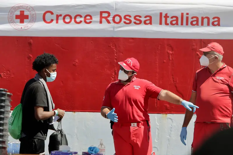 Indagine a Ravenna: Medici e Certificati Falsi per Ostacolare l'Accoglienza di Migranti