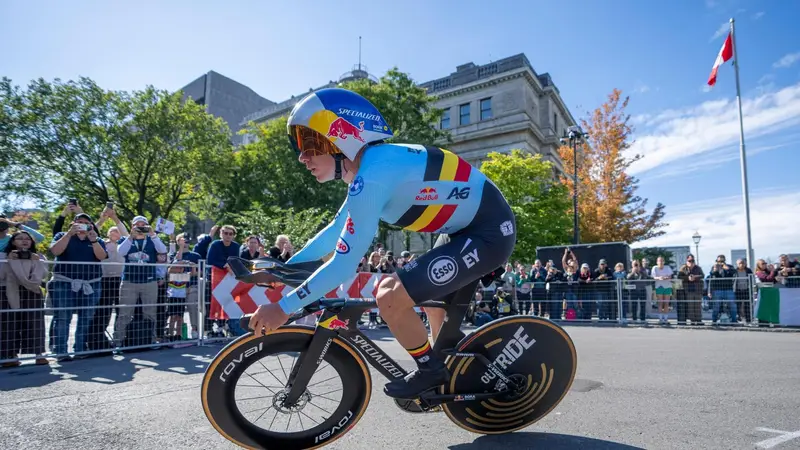 Mondiali di Ciclismo: Gruppo di Testa con Girmay e l'Omaggio a Niccolò